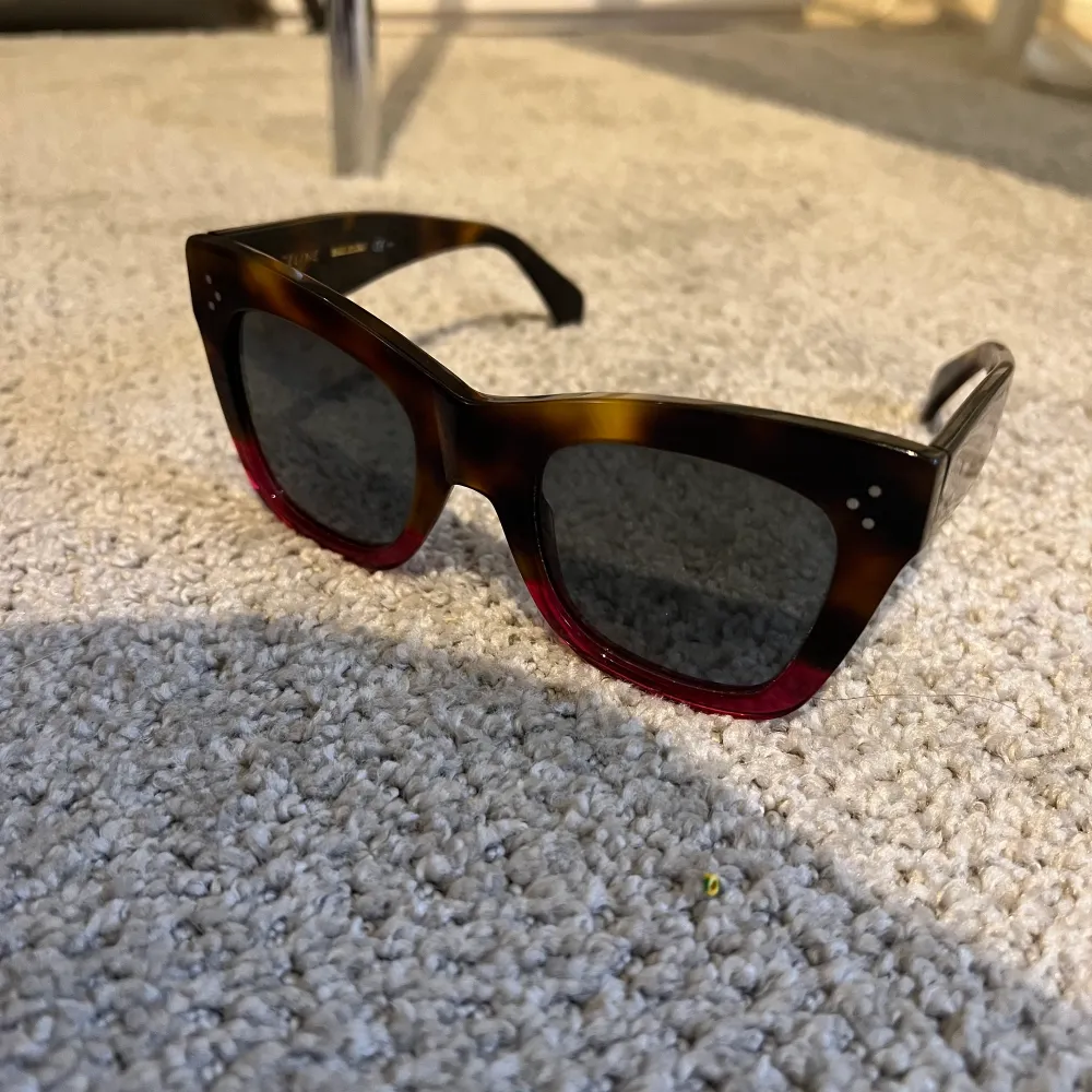 Såå unika och snygga solglasögon från Celine som är i flammad brun blandat med en röd/mörkrosa kant nedtill❤️💖 Nypris är 3500 kr, säljer för 1700💕 Så sjukt bra kvalite så håller länge!! . Accessoarer.