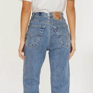 Vintage Levis jeans  - Köpta från verge girl Australien, nypris 1200kr🦋🦋 Kan mötas upp eller skicka   Jag är 162 cm lång och de är avklippta till ankeln på mig 