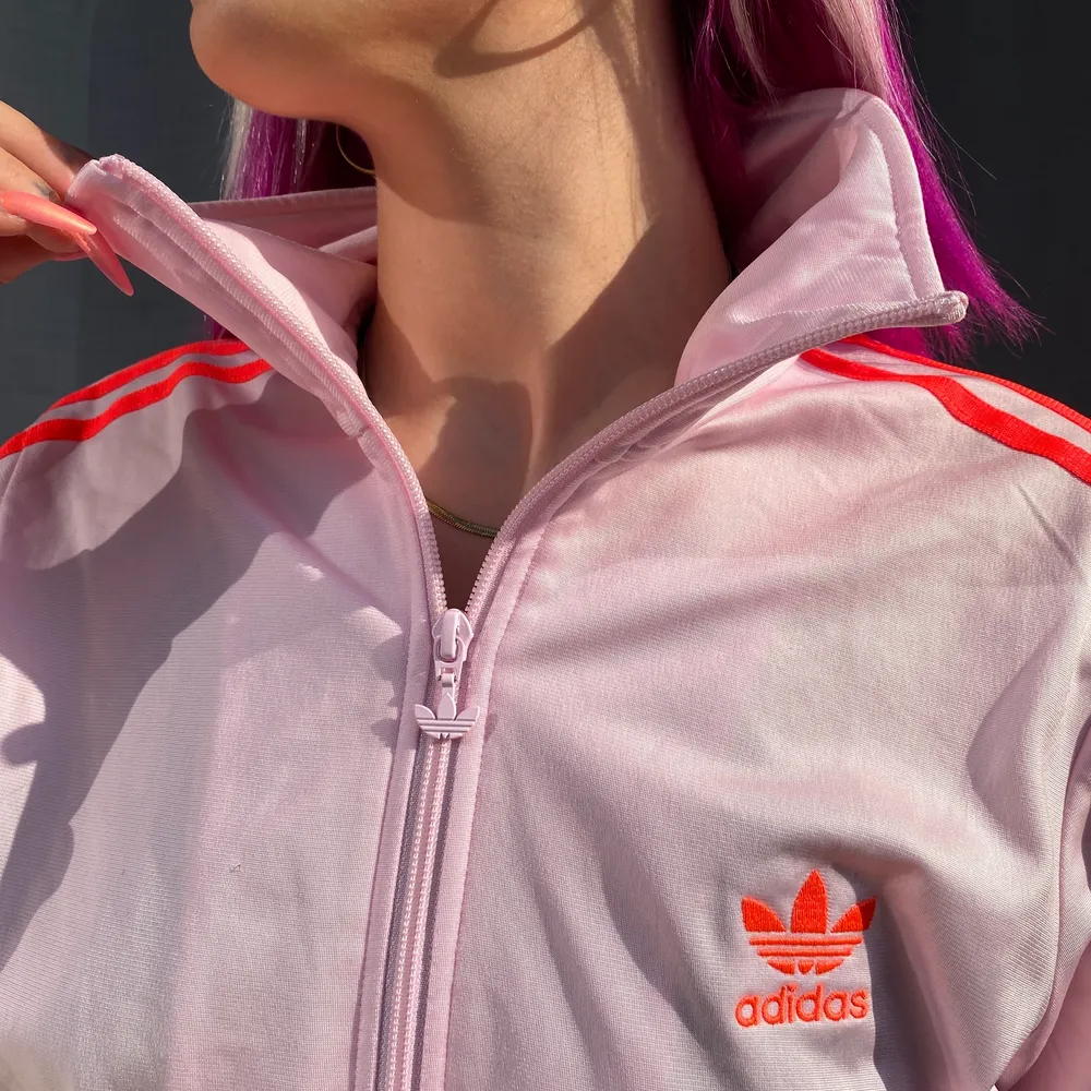 • Ljus rosa Adidas track jacka • Nästan som ny, och i jättebra skick! Med neonfärgade stripar och tryck på ryggen. Fickor med dragkedja. . Hoodies.