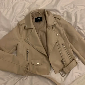 Skinnjacka - Superfin beige/vit jacka som är använt fåtal gånger. Den är i storlek S men är tajt i armarna så jag tror det passar XS bättre💕 frakt ingår i priset🤩 skriv privat för frågor och intresse