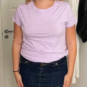 Pastell lila t shirt - Denna söta pastell lila tröjan används aldrig längre så därför säljer jag den. 💕 Köparen står för frakten
