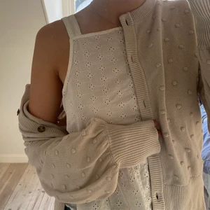 Beige kofta  - Beige kofta i storlek S från dobber! 💗