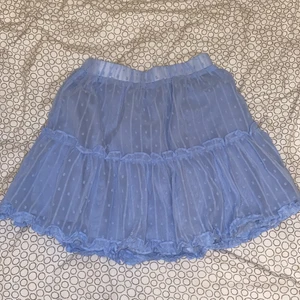 En blå fin kjol - En helt vanlig kjol, använder inte lika mycket längre men fortfarande jätte fin, storlek S