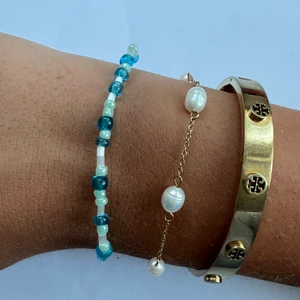 Pärlarmband havsblå 🌊 - Pärlarmband med valfri storlek, färg & mönster 💐 2 armband för 32kr, 3 armband för 42kr, 4 armband för 52kr, 5 armband för 62kr. Blomarmband kostar 40kr Frakten kostar 13kr 🌸