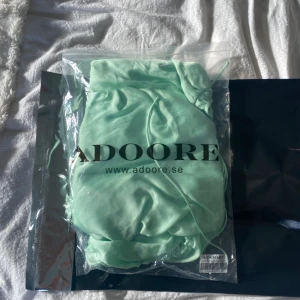 ADOORE klänning  - Säljer denna ursnygga klänning ifrån ADOORE pga var tyvärr för liten för mig för endast 1000kr, originalpris 1400kr!😍Klänningen är aldrig använd och lappar sitter kvar! Om du är intresserad av att köpa klänningen kontakta mig!💞 Köpare står för frakt!