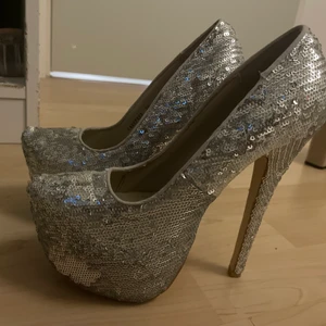Höga klackskor - Hej! Höga klackskor passar till fest. Använda endast 1 gång. Storlek 36