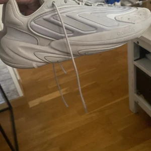 adidas ozelia - Tjena! säljer nu mina addias ozelia, dom är köpta i slutet av juni 2022 nyskick knappt andvända säljer för att dom är lite för små till mig nypris:1199kr   mitt pris:900kr 