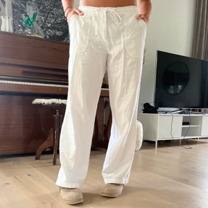 Linnebyxor - Vita linnebyxor, från bonprix, slutsålda på nätet, storlek 38, priset börjar på 200+frakt, men ni kan buda i kommentarerna💕