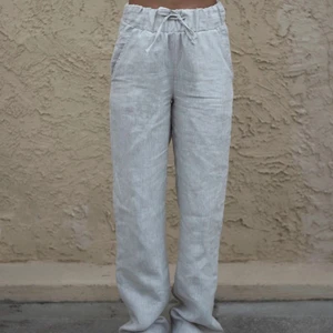 ADSGN Linnebyxor  - Fantastiska linnebyxor från ADSGN. I beige. Frakt tillkommer för 48:-