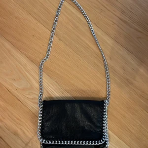 Väska - Bara ute för en Intresse koll💞 En snygg väska som är populära och eftersökt som har används av mig få gånger skriv om du är intresserad och vad du skulle kunna köpa den för. Frakt tillkommer 