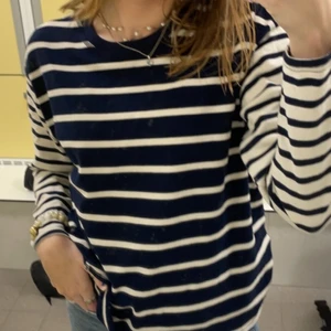 TRÖJA - Säljer min trendiga tröja som är ofrån Zara, jag säljer pga har en liknande!! Den är jätte skön o passar till det mesta! Skriv privat för fler bilder!