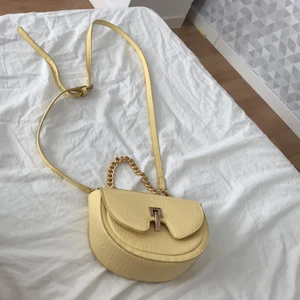 Gul väska med orm mönster på  - Använt ett få gånger, bra kvalite!