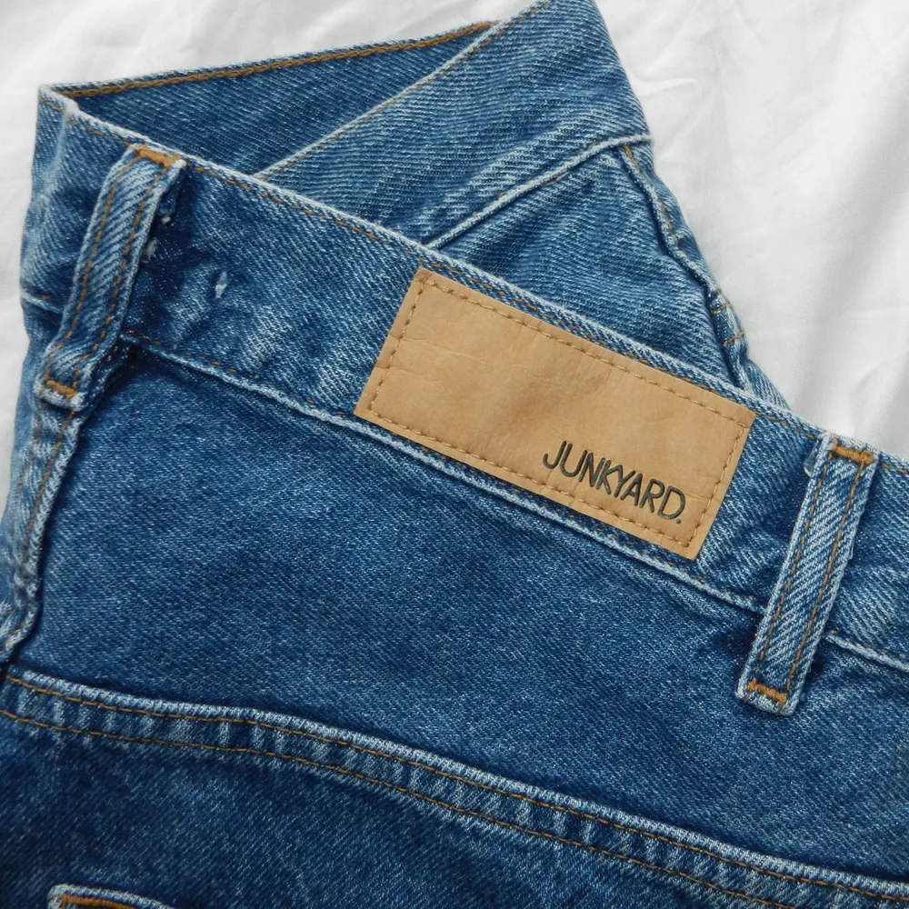 Blåa jeans köpta på junkyard men aldrig använt! De är långa på mig som är 173. De heter big bad baggy jeans och är köpta för 500 kronor. Skriv för frågor eller fler bilder🦕. Jeans & Byxor.