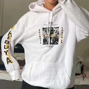 Hoodie med tryck  - Vit hoodie med tryck, oversized på ett snyggt sätt 