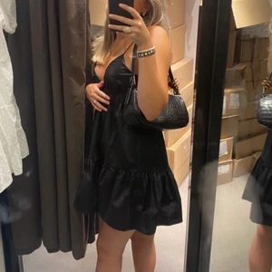 Klänning - Säljer min svarta klänning från zara i storlek S då den blivit för liten för mig tyvärr💘