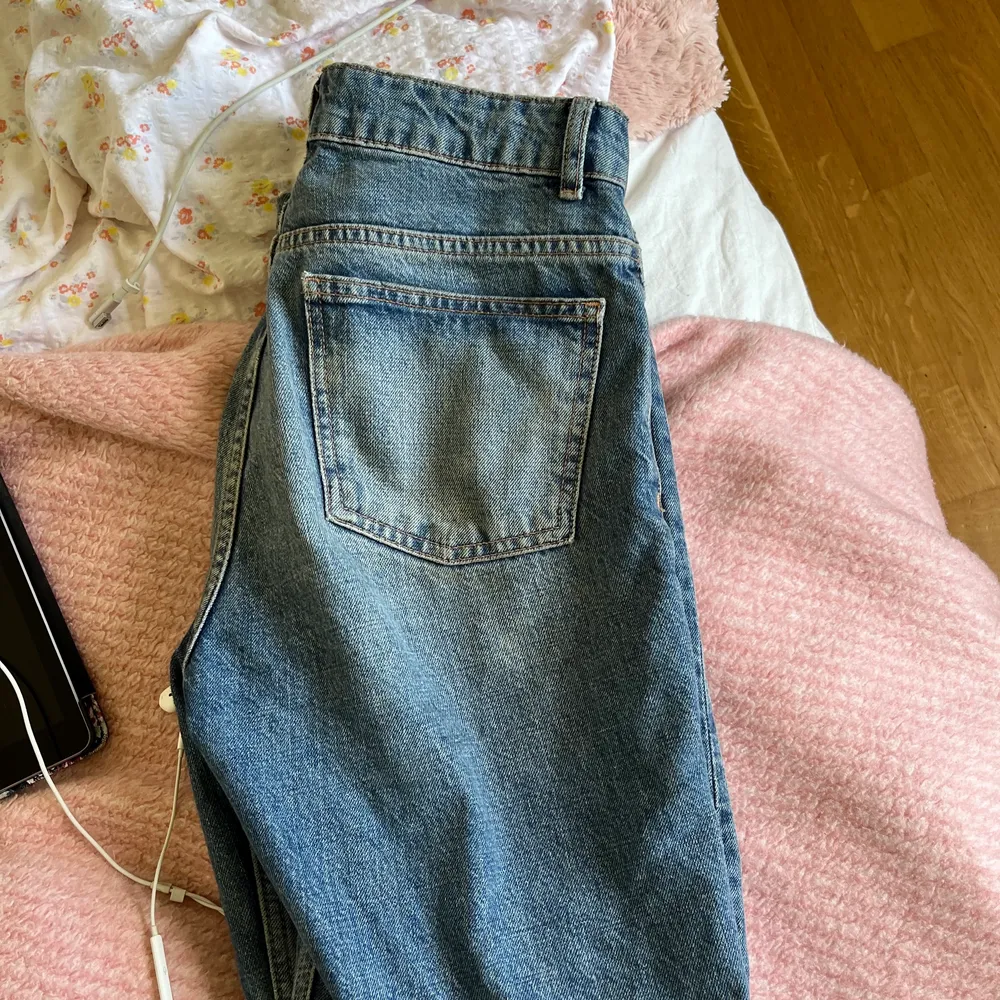 Har dessa jeans från zara som jag inte använt på ett tag. Mid waist och raka och fina. Passar till det mesta. Är dock lite långa på mig som är typ 160 cm. Dem kanske passar någon som är 165 cm och längre bättre.  Köpte för ett halvår sedan och kostade 300. Jeans & Byxor.