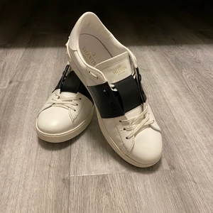 Valentino Calfskin Open Sneaker Valentinos - Intressekoll på knappt använda  valentinos skor i storlek 42. Skriv för fler bilder! Nypris 5720kr Allt ingår som exempelvis box och nya snören!