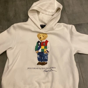 Vit polo Ralph lauren hoodie  - Vit, Björn tryck storlek 14-16 år men passar xs lite dåligt skick smutsig i muddarna 