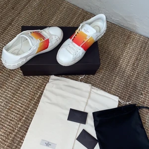 Valentino skor - Köpta från Farfetch i strl 44, använda i en månad. Box, kvitto, påsar, allting medföljer. Färgen är sällsyn