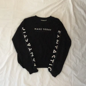 Sweatshirt  - Sweatshirt från hm i stl 158/164 men passar xs och s, använd en gång. Säljer för 40kr+66kr(frakt). Meddela gärna ifall du har någon fråga❣️