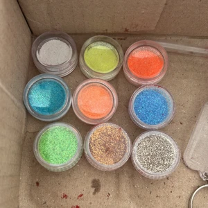 Glitter  - Små glitter till exepel naglar, oanvänd.  5kr/st eller köp alla för 50kr med frakt 