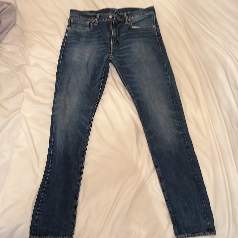 Jeans från Levis  Byxorna är för små för mig därför jag säljer den . Jeans & Byxor.