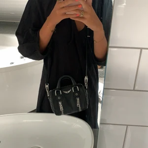 Zadig & voltaire väska  - Jag säljer min fina Zadig väska eftersom att den inte kommer till användning längre. Den är köpt för cirka ett halvår sedan men endast använd ett par få gånger, alltså som i nyskick!🥰 dustbag medföljer!