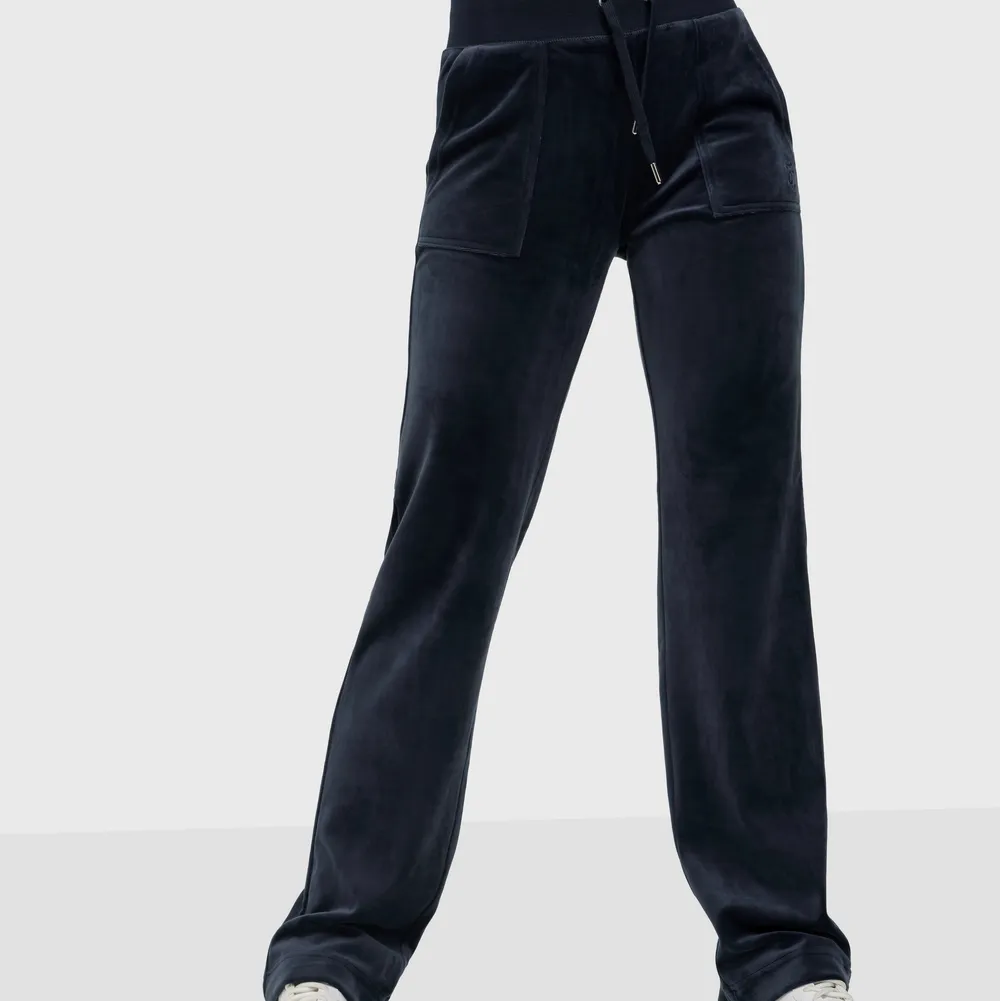 Säljer mina mörkblå juicy byxor i väldigt bra skick. Köparen står för frakten💕. Jeans & Byxor.