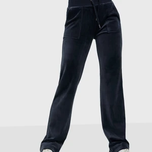 Juicy Couture byxor - Säljer mina mörkblå juicy byxor i väldigt bra skick. Köparen står för frakten💕