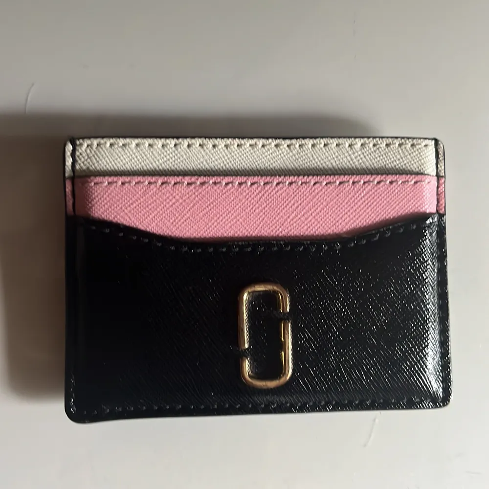 Marc Jacobs plånbok, rosa,vit & svart.  Använd. . Övrigt.