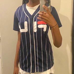Fila button up - Tröjan är i nytt skick och är inte använd. Den är i en lös modell alltså inte figurnära 