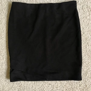 Svart kjol - Svart fin kjol med detalj nedtill, stretchiga material💜