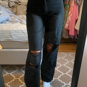 Jeans från bohoo strl 34 - Superfina svara jeans med hål. Bra passform och i bra skick