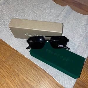 One Of One Glasögon - Helt sprillans nya One of One glasögon som säljes för att de inte passade bra på mitt stora ansikte… 😅🙄  Vill bara bli av med de då man kan inte returnera så säljer därmed för 600kr + frakt, NYPRIS : 800kr! Notera, de är aldrig använda utan bara testade. Priset är inte hugget i sten så vid snabb affär kan jag möjligtvis gå ner lite
