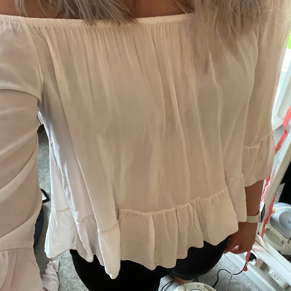 Off shoulder tröja från Tessie i strl S. Ärmarna är 3/4 och den är i väldigt fint skick då jag inte fått användning för den så ofta.. Blusar.