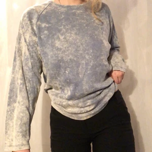 Tiedye långärmat - Tröjan är köpt secondhand och väl använd. Storlek M men lite oversized. 