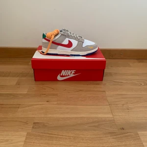 Nike Dunk Low Light Iron Ore Red Blue - Hej. Säljer dessa Dunks! /// Skorna är helt nya, helt oanvända /// Kvitto samt, Orginalbox samt alla andra Orginaldelar följs med vid köp! /// Bara att skriva vid intresse!