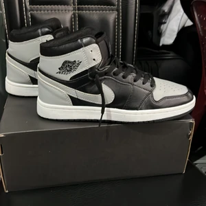 Air Jordan 1 Mid Black Grey  - Helt nya Air Jordan 1 mid storlek 40 och väldigt bekväma 