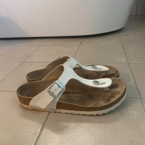 Birkenstock sandaler - Vita birkenstock i modellen Gizeh. Storlek: 37. Använt skick men inga större ytliga skador. Frakt tillkommer (PostNord spårbar)