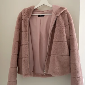 Jacka dusty pink - Jacka från märket only i storlek L. Eventuell frakt tillkommer 