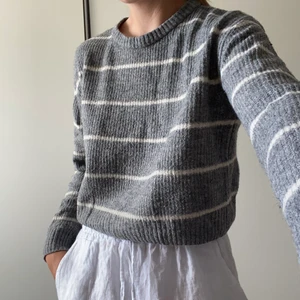 Randig stickad tröja - Köparen står för frakten. Priset kan sänkas vid snabbt köp. Hör av dig vid frågor🤗