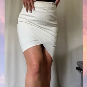 Snäv kjol - Fin kjol i stretchigt material från Bikbok. Perfekt skärning framtill och lite högre i midjan.  Strl: M, men S funkar också. Är lite liten i strl. OBS! Cirkapris på frakten, kostnad kan tillkomma. 