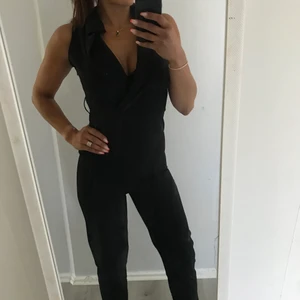 Jumpsuit - Jumpsuit med liten krage 