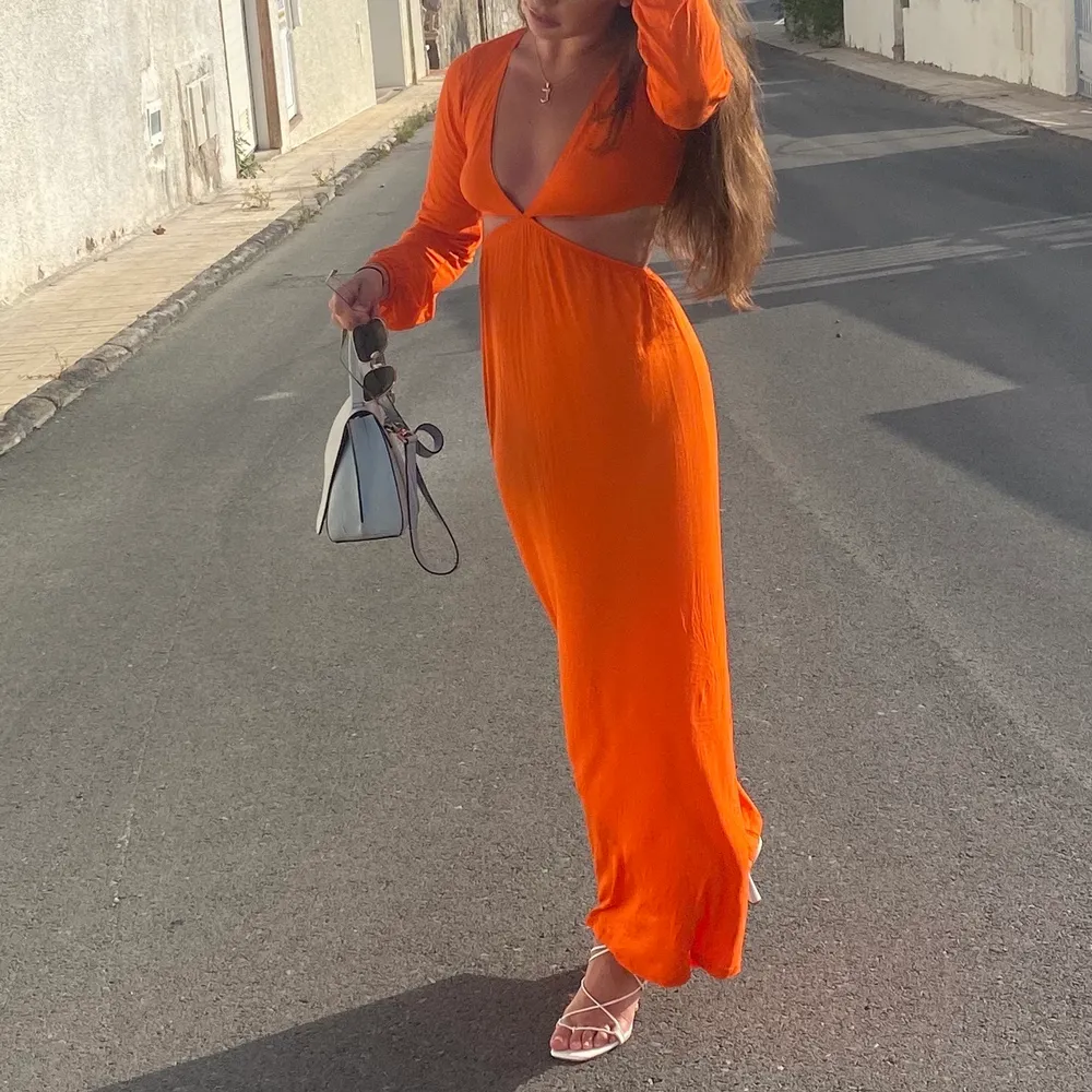 Supersnygg orange klänning i de skönaste materialet. Öppen i ryggen. Använd en gång. Klänningar.