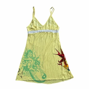 Y2k Ed Hardy Klänning - !-50%!Supersöt Ed Hardy klänning från senare 00-tal med spets och tryck samt ”Ed Hardy” på ryggen! I superfint skick, enda ”defekten” är att den är lite nopprig. Knappt synbart! Storlek S men kan passa en M! 54cm lång!💋