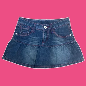 Lågmidjad kjol - Sååå snygg lågmidjad jeanskjol som tyvärr är för liten för mig🥹 rosa sömmar och utsvängd modell, på sista bilden kan man se en söm som har gått sönder vid dragkedjan, men det är inget som märks när man har den på sig💞💗