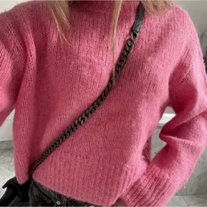 Stickad tröja  - Säljer denna stickade tröja från hm. Fråga bara efter fler bilder så löser jag, budgivning startar på 170kr. Köp direkt för 300kr. Buda privat. Högsta budet ligger på 200kr!