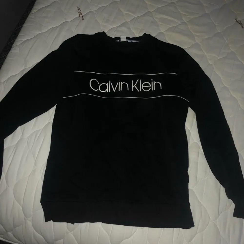 Säljer min Calvin klein tröja eftersom den är för liten. Den är i okej skick. Storlek S . Hoodies.