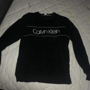 Säljer min Calvin klein tröja eftersom den är för liten. Den är i okej skick. Storlek S 