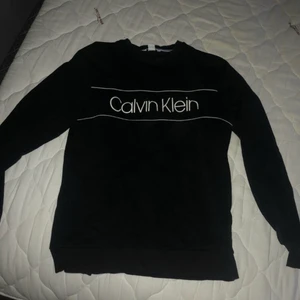 Calvin klein - Säljer min Calvin klein tröja eftersom den är för liten. Den är i okej skick. Storlek S 